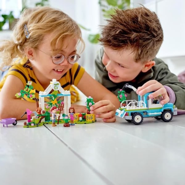LEGO 41707 Friends The Tree Planting Lastbil, Byggleksaksträdgård och bil med minifigurer, Set Barn +6 år