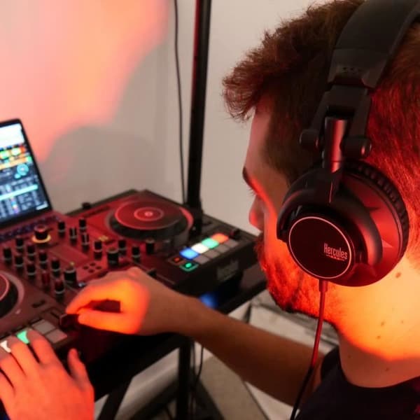 HERCULES HDP DJ60 - DJ-hörlurar - Högpresterande ljud - Optimal isolering - Vikbar - 3 m kabel - Svart