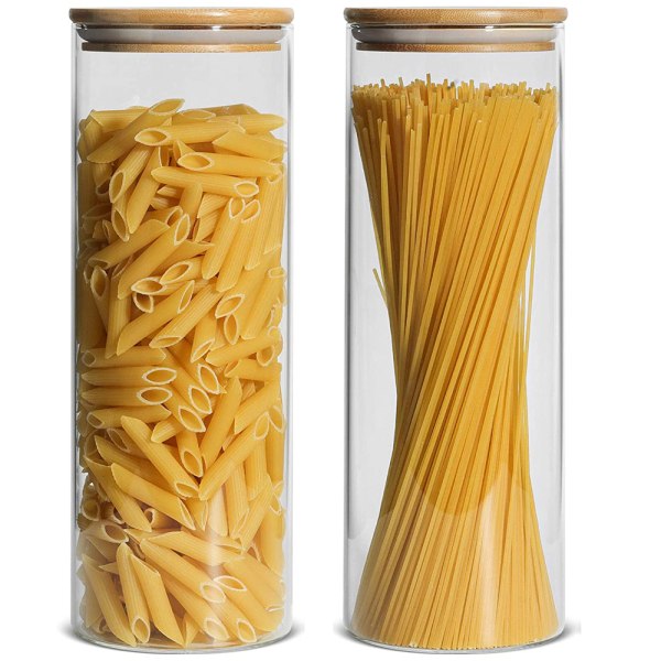 Ett set med 2 genomskinliga spaghettiburkar i glas med lock för