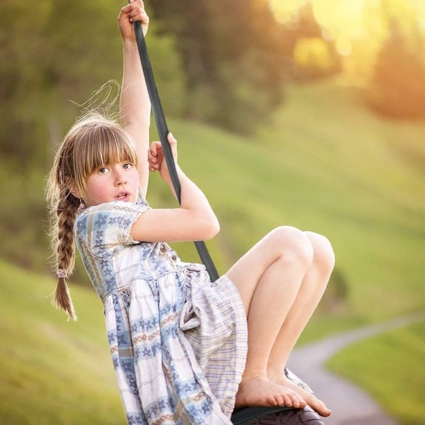 Tree Swing -ripustushihnasarja, johon mahtuu 2000 lbs, 8 jalkaa erittäin pitkiä hihnoja, joissa on turvallisemmat lukituskarbiinikoukut, jotka sopivat täydellisesti puukeinuihin ja riippumatoihin,