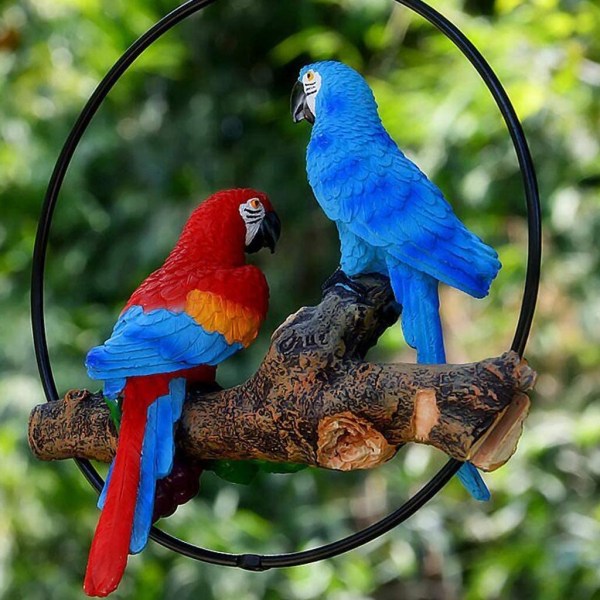 Hartshängande papegojafågelprydnadsstaty, som en riktig papegojapa