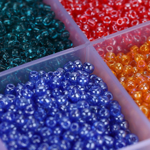 26400 stk. Glass Seed Beads Perforert 24 Farger Løs Perler Kit Armbånd Perler Oppbevaringsboks 2mm