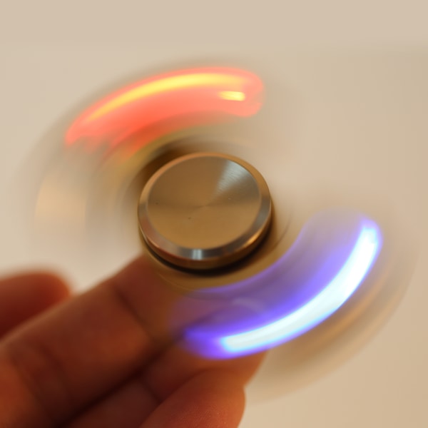 1 st LED-ljus Finger Spinner med Stålkula Lager Stressavlastning EDC Hands Foucs Leksak