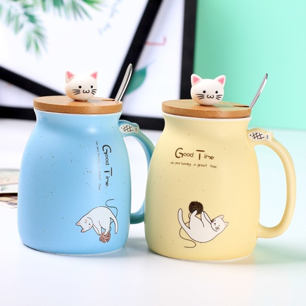 450 ml Cartoon Ceramics kissanmuki kannella ja lusikalla kahvimaitoa
