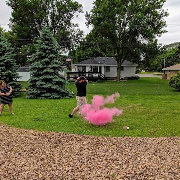 Golfbollar för könsavslöjande i blått och rosa, exploderande golfbollset för avslöjande av flicka eller pojke med golftee