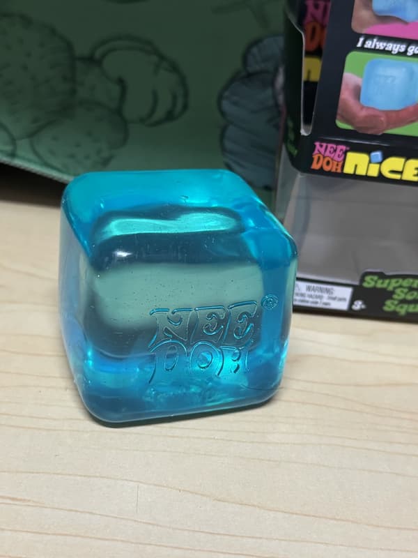 Schylling Nice Cube NeeDoh Stressbold - Sensorisk Legetøj, Angst- og Stresslindring - Superior blue