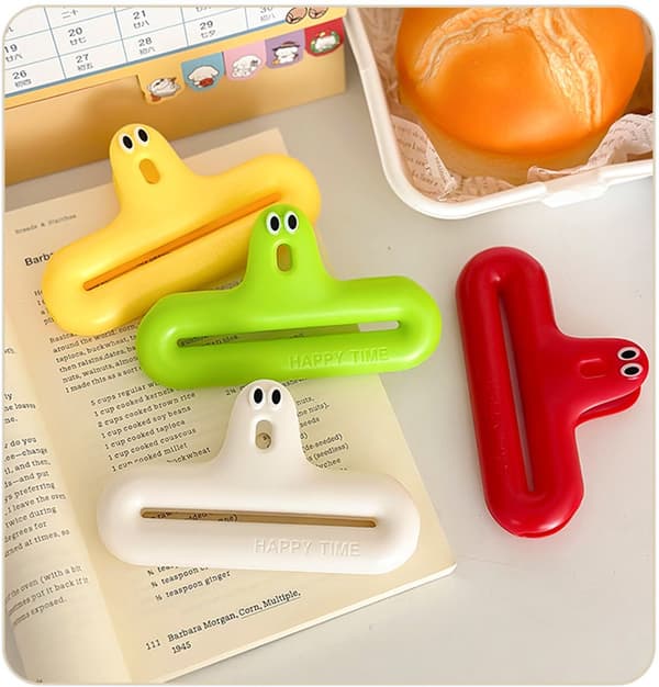 Madforseglingsclips søde emoji snackposeclips bred åbningsdesign perforerede snackforseglingsclips indbygget elastisk fjeder til og opbevaring