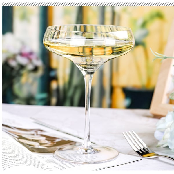 Kristallcocktailglas med vertikala japanska fjärilar