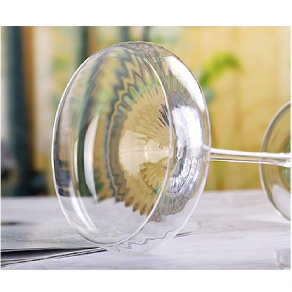 Kristallcocktailglas med vertikala japanska fjärilar