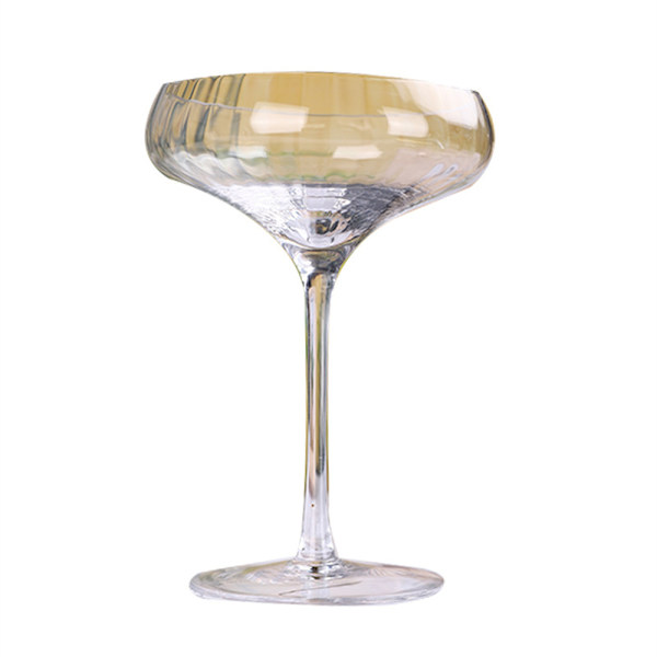 Kristallcocktailglas med vertikala japanska fjärilar