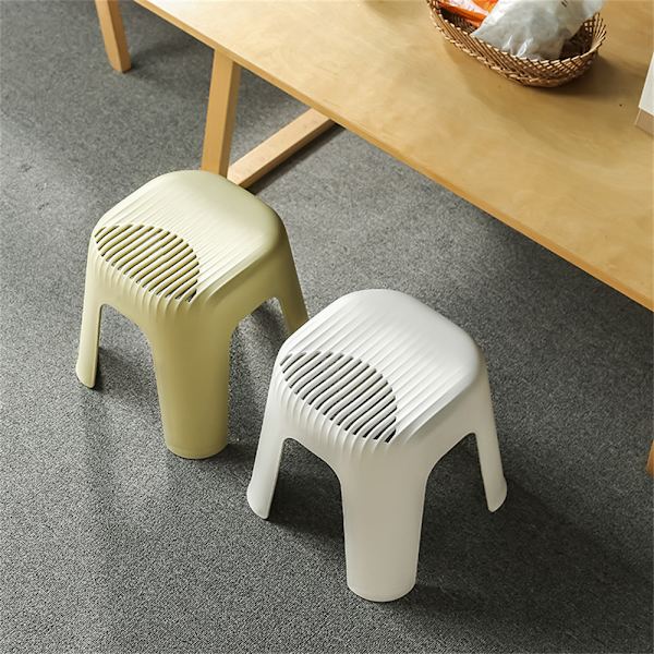 Plastpallar, en nödvändighet i sovsalen, är lämpliga Beige