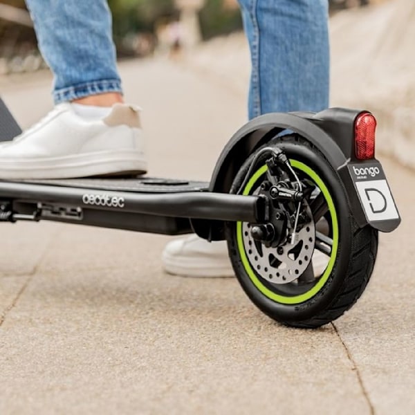 Cecotec Bongo D30 el-scooter. 350 W, maksimalt 650 W, 270 WH batteri, 30 km rækkevidde, 8,5” hjul, elektrisk foran og bagpå