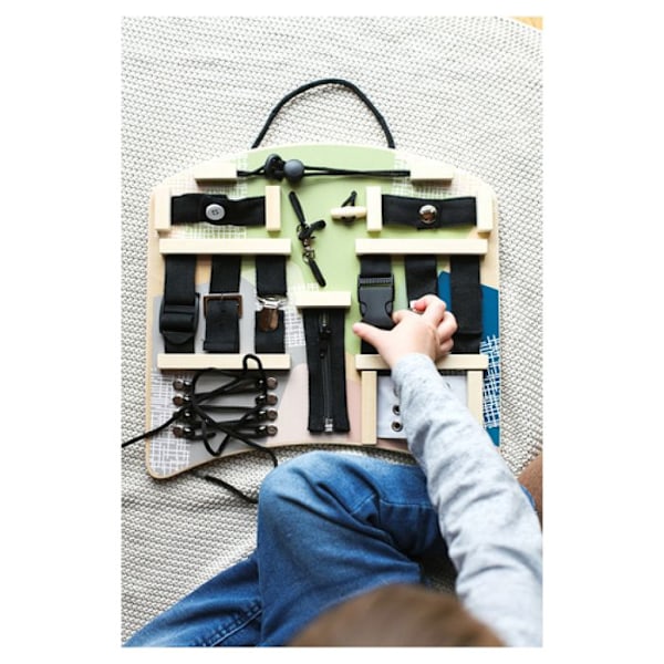 Motoriset taitolautat Sulkemiset ja kiinnitykset - Varhaisvuosien pelit - Manipulatiiviset pelit - Kuutiot ja aktiviteettipöydät Sort og beige