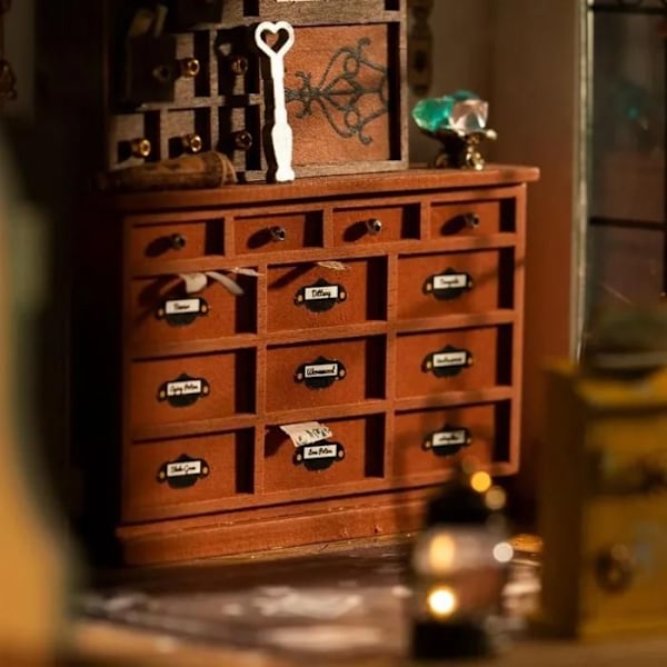 Miniature Hus DIY - Rolife - Kikis Magiske Emporium - 8 år og op - Træmaterialer - Blandet Farvepalette i forskellige nuancer