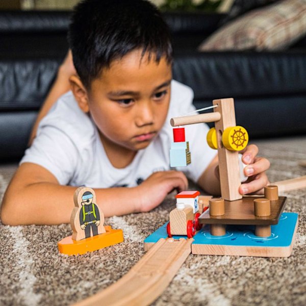 Bigjigs Toys -nosturitelakka, jossa sukeltaja ja kanootti, puiset junatarvikkeet, 3-vuotiaille ja sitä vanhemmille lapsille Flerfärgad