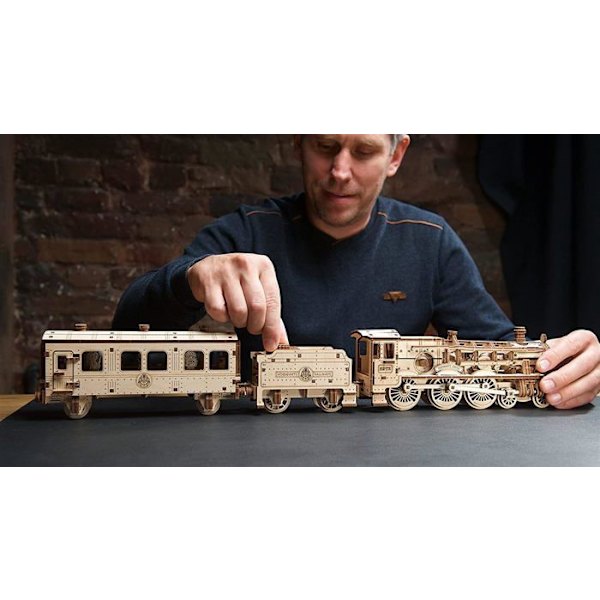 UGEARS Harry Potter Hogwarts Express trætog at bygge - 3D træmodel puslespil at bygge Beige