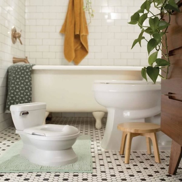 INGENUITY Mini Toilette til børn med inkluderet toilet-reductor, musikalsk skyl og integreret vådserviet-opbevaring hvid hvid