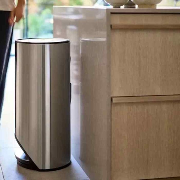 JOSEPH JOSEPH Arc Easy-Push ruostumattomasta teräksestä valmistettu poljinsäiliö 30L
