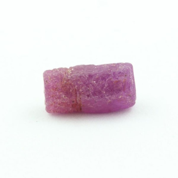 Kivet ja mineraalit. Rubiini.6 200 ct. Kiteton piiri, Manyaran alue, Tansania. Röd