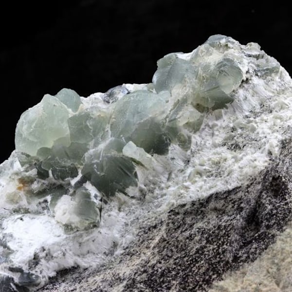 Prehnite + Adular 1910,2 karaattia Flerfärgad