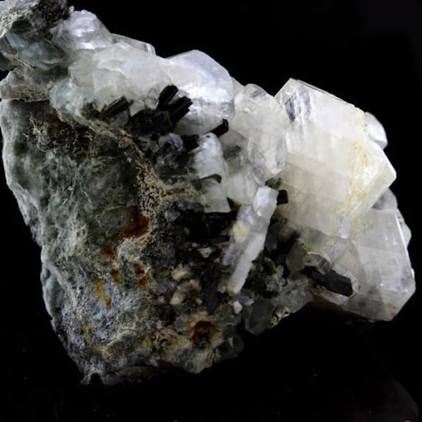 Albite + Epidote 82,81 karat Flerfärgad