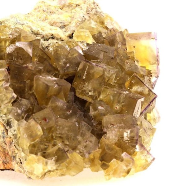 Kivet ja mineraalit. Fluoriitti. 1074,0 ct. Valzergues, Aveyron, Occitanie, Ranska..