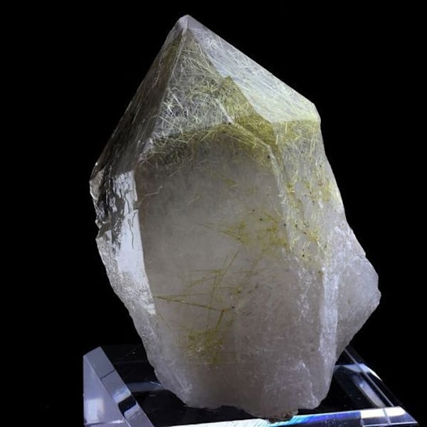 Sten og mineraler. Kvarts + Rutil. 2022,0 ct. Diamantina, Minas Gerais, Brasilien.