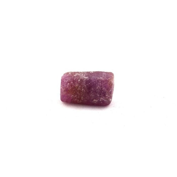 Kivet ja Mineraalit. Rubiini. 5,65 ct. Kiteton piiri, Manyaran alue, Tansania. Röd