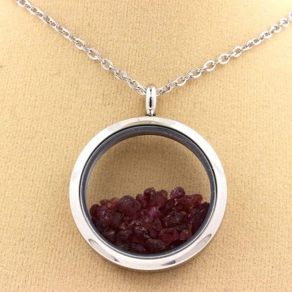 Kivet ja mineraalit. Raw Ruby kaulakoru. Mitali malli 20 mm. Hopean värinen. Silver