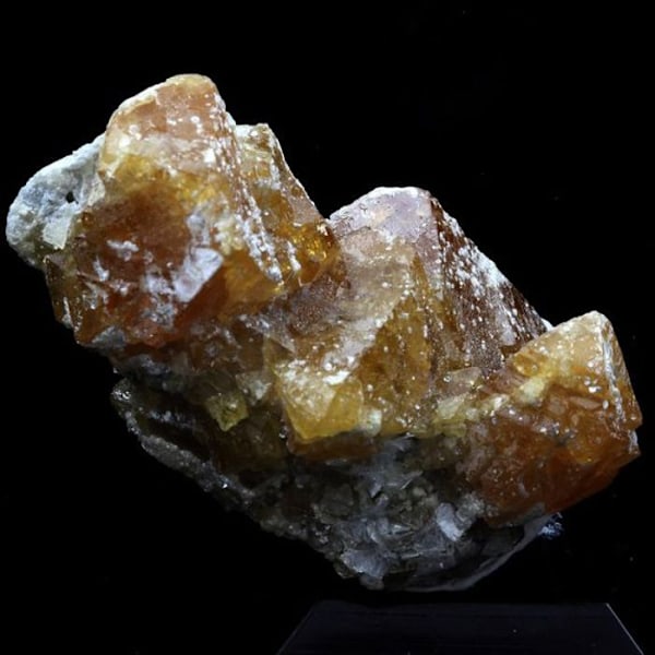 Stenar och mineraler. Scheelite. 438,0 cent. Pingwu berylgruva, Mianyang, Sichuan, Kina.