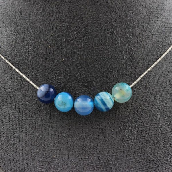 Sten og mineraler. Halskæde med 5 blå agatperler 8 mm Rustfri stålkæde. Blå