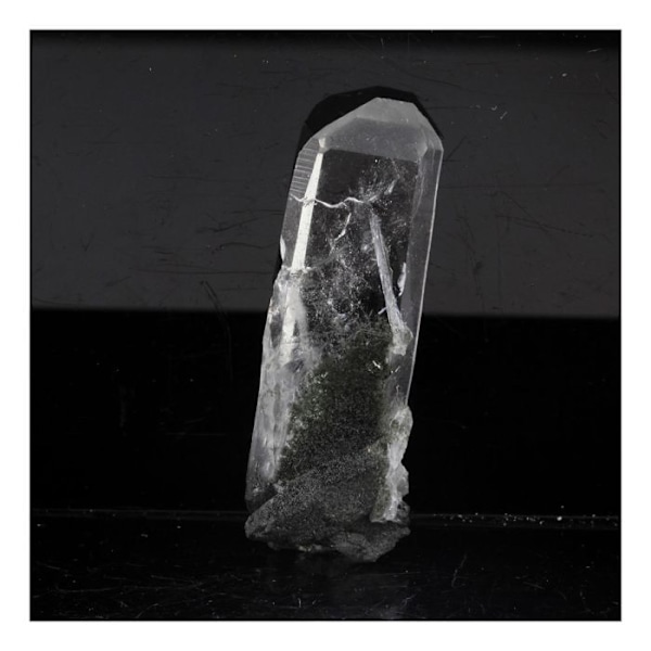 Kivet ja mineraalit. Kvartsi + Kloriitti. 25,5 ct. Col de Sarennes, Isère, Ranska.