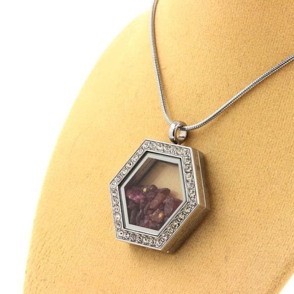 Kivet ja mineraalit. Raw Ruby kaulakoru. Kuusikulmainen malli. Röd