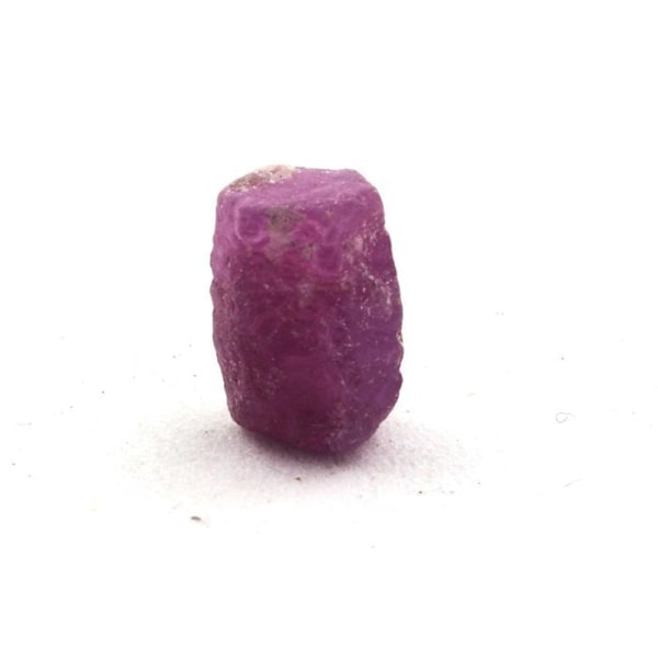 Kivet ja mineraalit. Rubiini. 4,12 ct. Kiteton piiri, Manyaran alue, Tansania. Röd