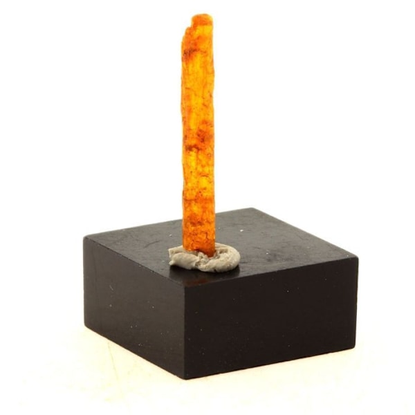 Kivet ja mineraalit. Oranssi kyaniitti. 2,41 ct. Sangulungulu Hill, Loliondo, Tansania. Orange