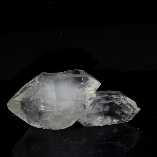 Kivet ja mineraalit. Kaksipäinen kvartsivaltikka. 67,0 ct. Clavanit Haut Oisansissa, Ranskassa.