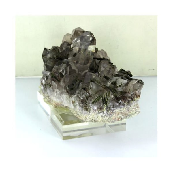 Sten og mineraler. Kvarts + Epidot. 5530,0 øre. (1,1 kg) Caetité, Bahia, Brasilien.