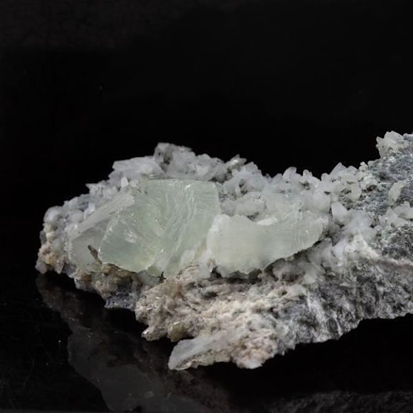 Kivet ja mineraalit. Prehnite. 69,2 ct. La Combe de la Selle, Bourg d'Oisans, Ranska..