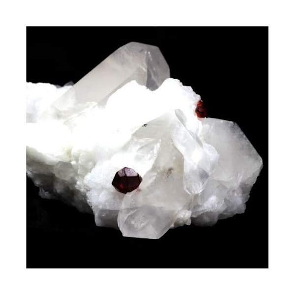 Sten og mineraler. Spessartit Granat, Orthoclase, Quartz. 526,5 øre. Shengus (Shingus), Gilgit-Baltistan, Pakistan. Röd