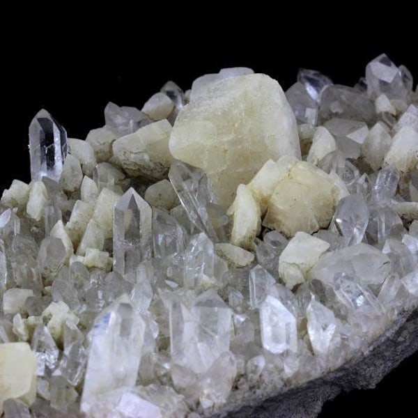 Sten og mineraler. Kvarts + Calcit. 6440,0 ct. Aiguille du Goléon, Oisans, Frankrig.