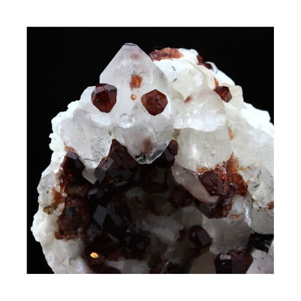 Sten og mineraler. Spessartit granat, Orthoclase. 788,0 ct. Gilgit-Baltistan, Pakistan. Röd