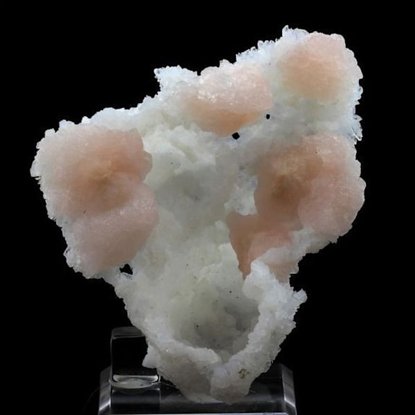 Kivet ja mineraalit. Stilbiitti + kalsedoni. 934,0 ct. Jalgaon, Maharashtra, Intia.