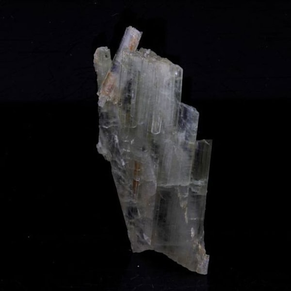 Kivet ja mineraalit. Klinotsoisiitti. 6,0 ct. Marine de Scala, Canari, Haute-Corse, Ranska.