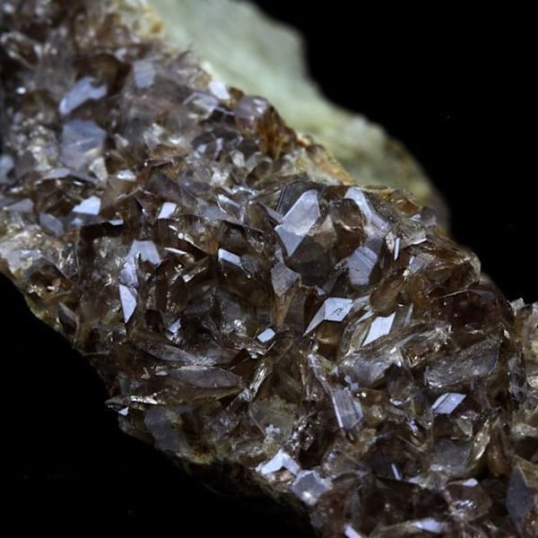 Sten og mineraler. Aksinitis. 536,0 øre. La Balme d'Auris, Bourg d'Oisans, Isère, Frankrig..