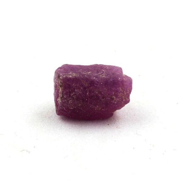 Kivet ja mineraalit. Rubiini. 4,61 ct. Kiteton piiri, Manyaran alue, Tansania. Röd