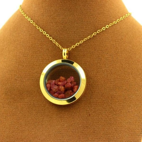 Stenar och mineraler. Rå Spinel Halsband. Medaljong modell 30 mm. Guldfärg. gyllene