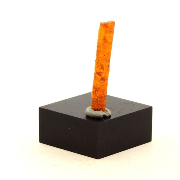 Kivet ja mineraalit. Oranssi kyaniitti. 3,35 ct. Sangulungulu Hill, Loliondo, Tansania. Orange