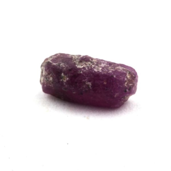 Kivet ja mineraalit. Rubiini. 4,99 ct. Kiteton piiri, Manyaran alue, Tansania. Röd