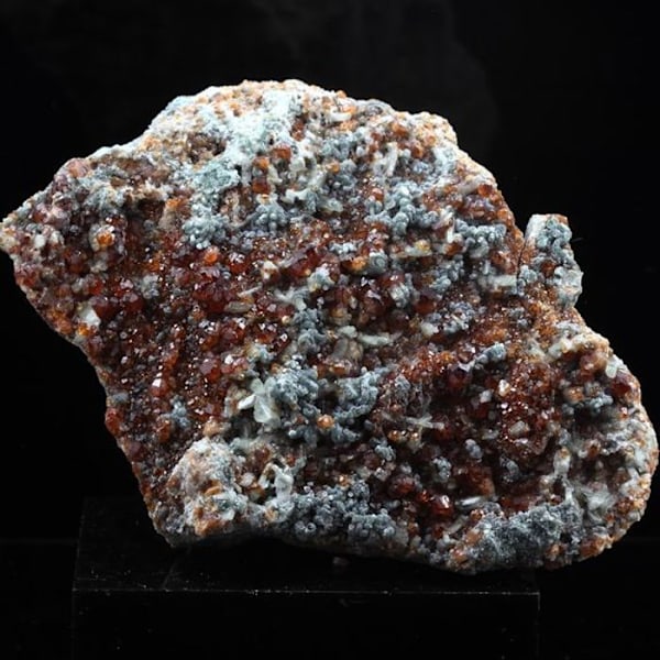 Sten og mineraler. Hessonit granat. 901,0 ct. Ala-dalen, Piemonte, Italien.