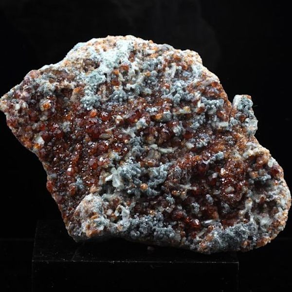 Sten og mineraler. Hessonit granat. 901,0 ct. Ala-dalen, Piemonte, Italien. Röd